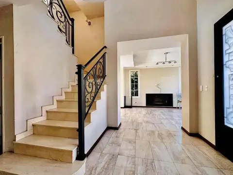 Casa en Venta con 3 cocheras