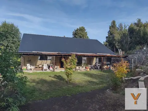 Casa en venta - 3 Dormitorios 2 Baños - Cochera - 1.560Mts2 - San Martín de Los Andes