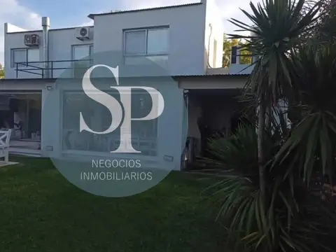 Casa en Alquiler con 3 cocheras