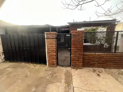 Casa en Paraná 336 entre Estrada y Alte. Brown