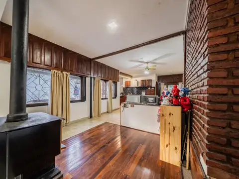 Casa 4 ambientes con 2 baños
