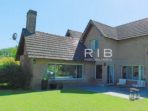 Casa en Venta con 3 cocheras