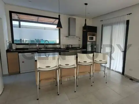 Casa en Alquiler con 1 cochera