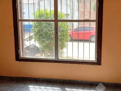 Casa 6 ambientes con 1 baño