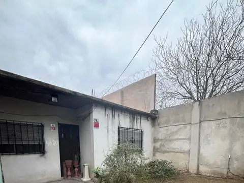 Vende casa 3 ambientes sobre lote de 200 m². Zona Cementerio armenio