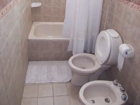 Casa 4 ambientes con 2 baños