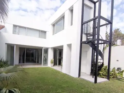 Casa 5 ambientes con 4 baños