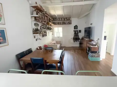 Lisandro de la torre  al 100, entre Aristóbulo del Valle y las vías
