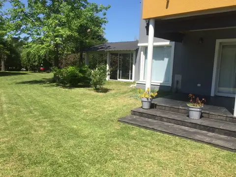 Casa 5 ambientes con 2 baños