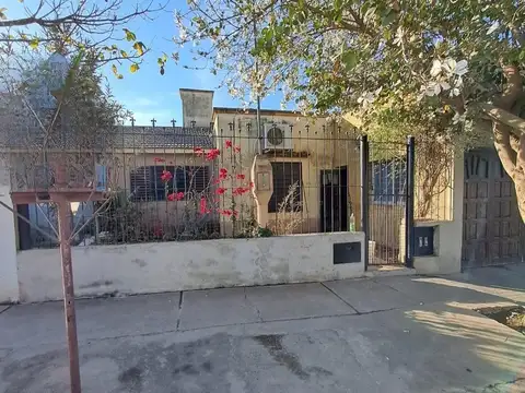 Casa en B°100 viviendas