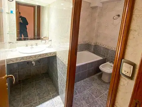 Casa en Alquiler con 4 cocheras
