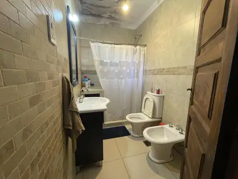 Casa 9 ambientes con 3 baños