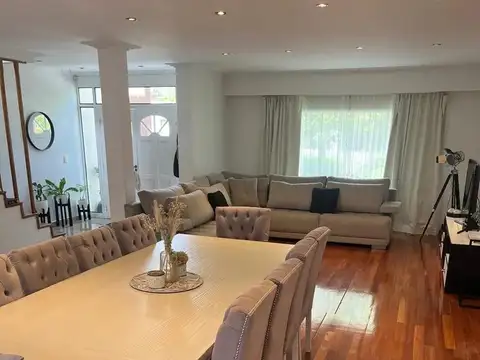 Casa en venta - 4 Dormitorios 4 Baños - Esteban Echeverría