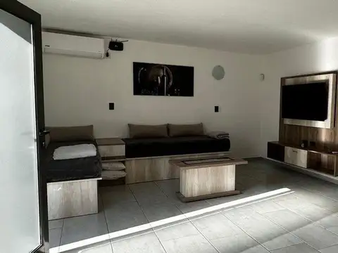 Casa 8 ambientes con 2 baños