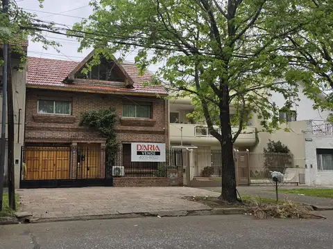 Casa en venta en perfecto estado, lindo jardín con pileta y parrilla.