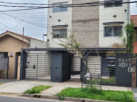 Hermosro departamento en duplex de 3 amb. con terraza, baño comp. toilette y coch fija ccub y bauler