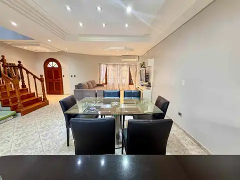 Casa en Venta con 2 cocheras
