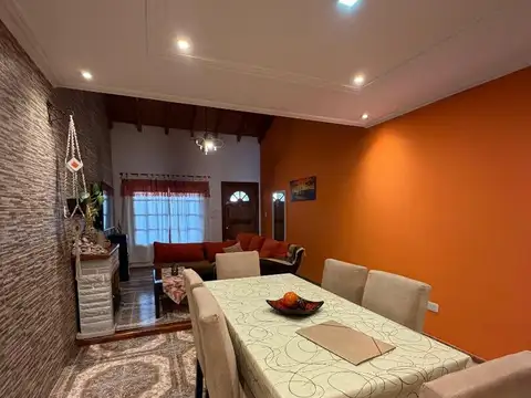 Casa 4 ambientes con 2 baños