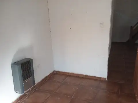 FUNES, 2 dormitorios, cochera propia, parque, entrepiso, calefactores, agua y gas natural.