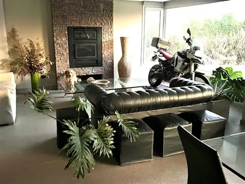 Casa en Venta con 6 cocheras