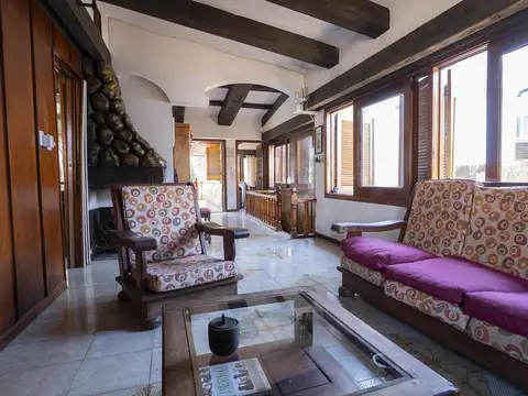 Casa 6 ambientes con 2 baños