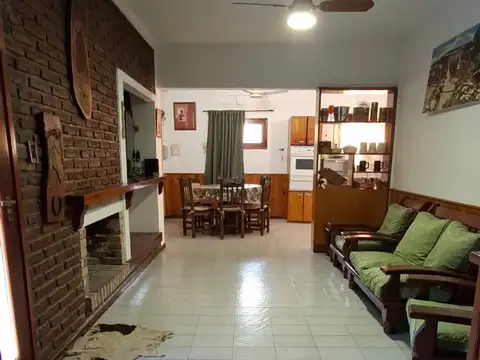 Casa 6 ambientes con 2 baños