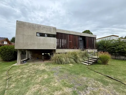 Casa 5 ambientes con 4 baños