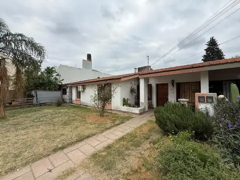 VENTA CASA 4 DORMITORIOS Bº POETA LUGONES al 4600