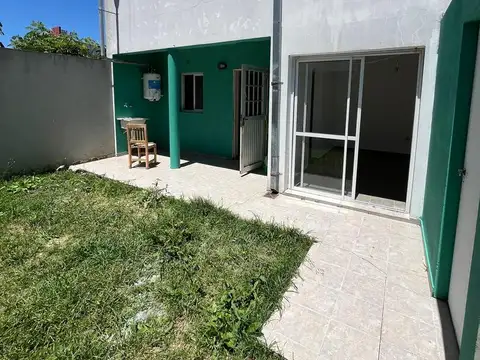 ALQLUILER departamento tipo duplex 2 dormitorios (uno chico) cochera descubierta. 3 77 y 78