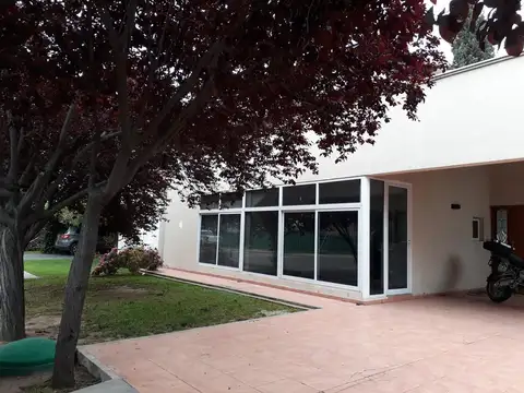 Casa 9 ambientes con 4 baños