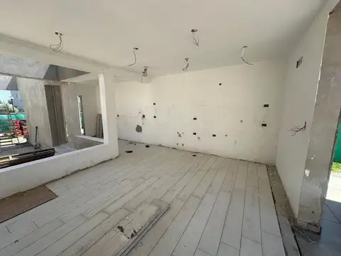 VENTA CASA 4 AMBIENTES PRADOS DEL OESTE  PILETA