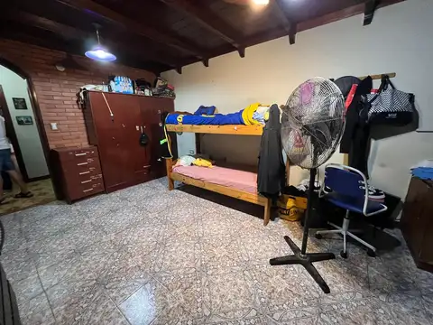 Casa 6 ambientes con 2 baños
