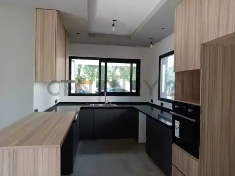 Casa en Venta con 4 cocheras