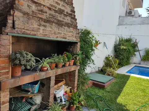 CHALET S/ IGUAL  DIGNO DE VER AMPLS.DORMS. EXC.RECEPCION COCH.JDÍN Y PARQUE PILETA TOMA DEPTO P /PGO