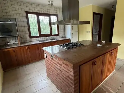 Casa 8 ambientes con 4 baños