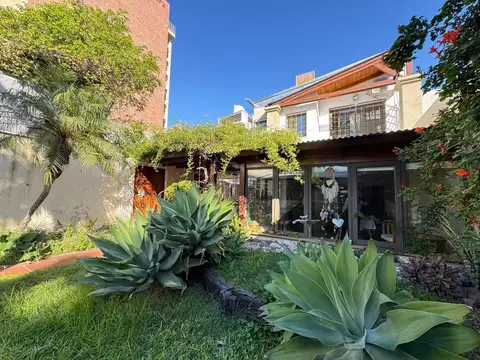 VENTA: casa de 4 dormitorios con cocheras, amplio jardín y quincho en Barrio Lourdes, Rosario