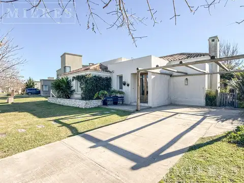 Casa en Venta con 2 cocheras
