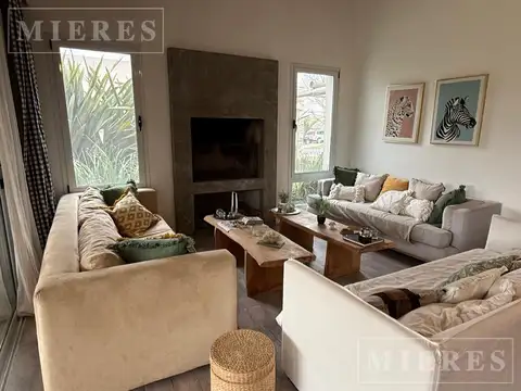 Casa en Venta con 2 cocheras
