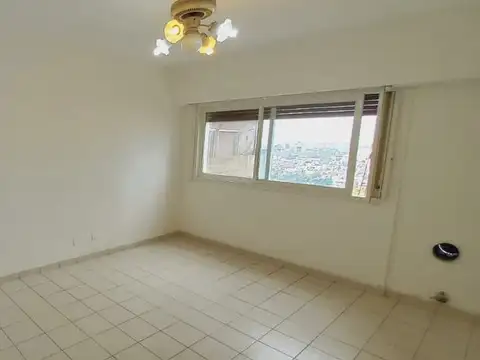 Amplio depto de 4 ambientes, luminoso, con baulera