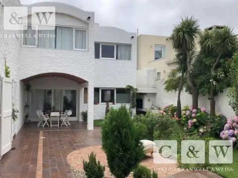 Casa 5 ambientes con 4 baños