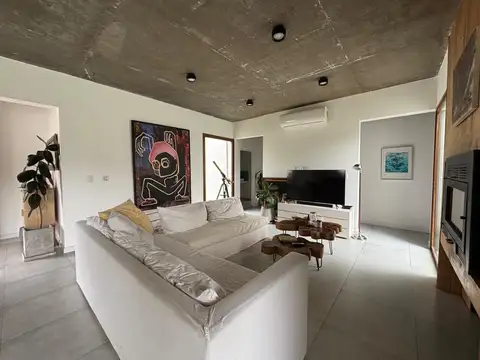 Casa en Venta con 3 cocheras