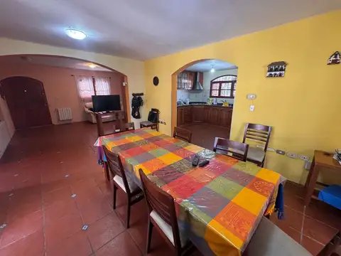 Casa en Venta con 3 cocheras