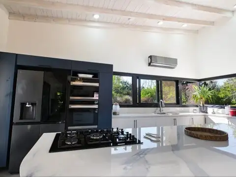 Casa a nuevo con quincho y pileta en club de polo
