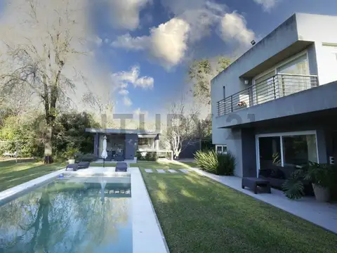 VENTA casa de categoría con gran parque, piscina climatizada y SUM en Villa Elis