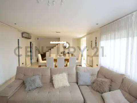 VENTA casa de categoría con gran parque, piscina climatizada y SUM en Villa Elis
