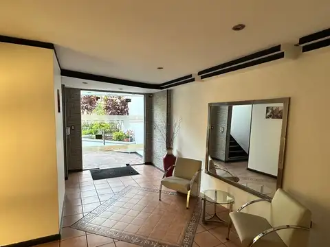 Depto. 2 ambientes c/ cochera EN VENTA - EXCELENTE UBICACIÓN. Av. Hipólito Yrigoyen al 6100, R. de Escalada