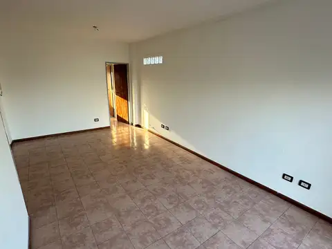 Depto. 2 ambientes c/ cochera EN VENTA - EXCELENTE UBICACIÓN. Av. Hipólito Yrigoyen al 6100, R. de Escalada