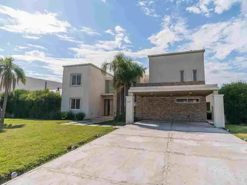 Casa 8 ambientes con 4 baños