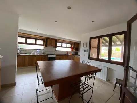 Casa 5 ambientes con 4 baños