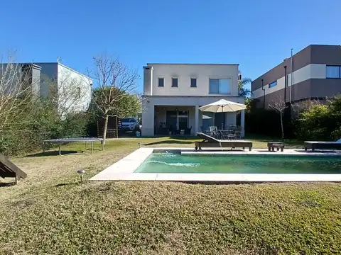 Casa con pileta en Santa Guadalupe Pilar del Este